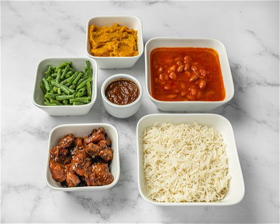 Witte rijst met kip (met bot), bruine bonen en pom